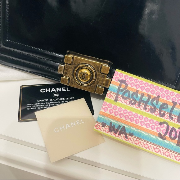 CHANEL Old Medium Boy Flap Bag - Picture 5 of 9